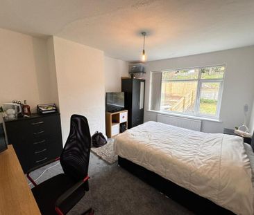 4 bedroom semi-detached house to rent - Photo 2