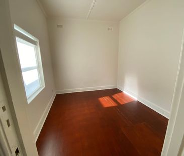 Charming 1930s Art Deco Duplex in a Quiet, Convenient Location - Photo 6