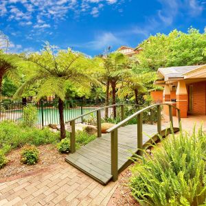 FANTASTIC LOCATION, ONLY A MOMENTS WALK TO NORTH STRATHFIELD & CONCORD WEST STATION! - Photo 2