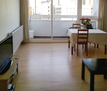 1-Bedroom Apartment with Balcony. The Quarterdeck, Canary Wharf E14 - Photo 2