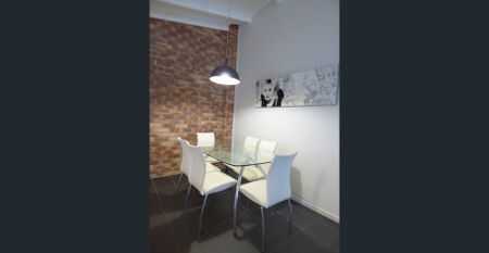 Modern 2 Bedroom Fully Furnished Unit - Photo 3