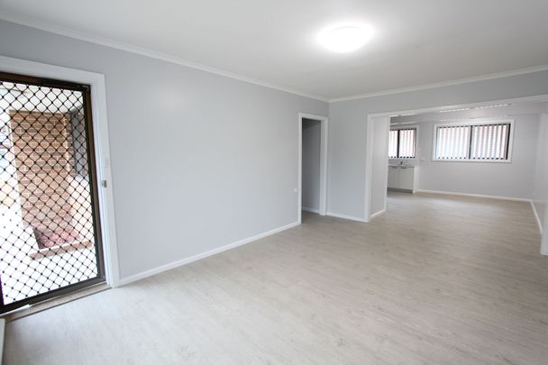 Immaculate Home Includes Security Alarm & A/C - Walking Distance to Shops & Transport - Photo 1