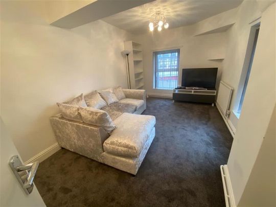 3 bedroom Flat To Let - Photo 1