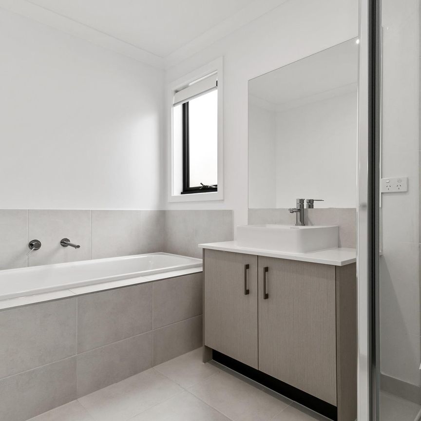 15 Noble Mews, Clyde North VIC 3978 - House For Rent | Domain - Photo 1