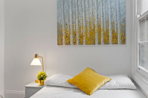 Chippendale - Photo 1