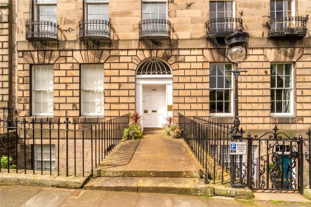 A two bedroom flat in the heart of Edinburgh's New Town, available to the market UNFURNISHED. - Photo 1