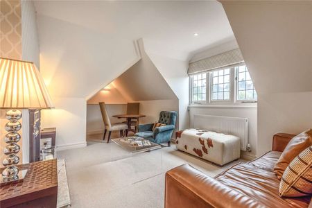 A well presented two bedroom apartment within an attractive Edwardian house - Photo 3