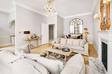 An immaculately presented three bedroom, two bathroom apartment on the third floor of this charming stucco fronted building with lift access. - Photo 4