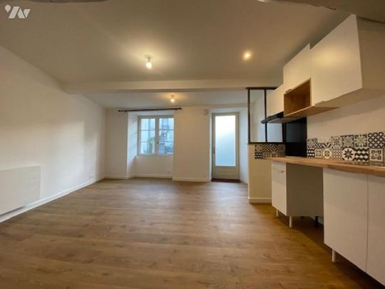 Maison à louer - TINTENIAC (35190) - Centre - Maison à louer comprenant en rdc: un salon/séjour... - Photo 1