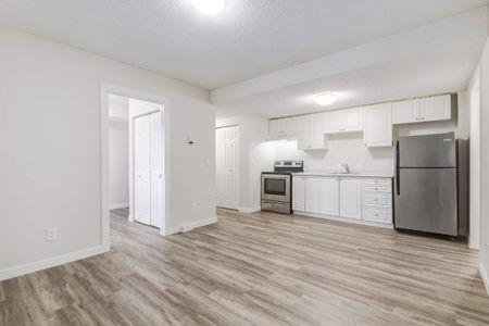 Renovated Suite - 3 Bedroom - Photo 2