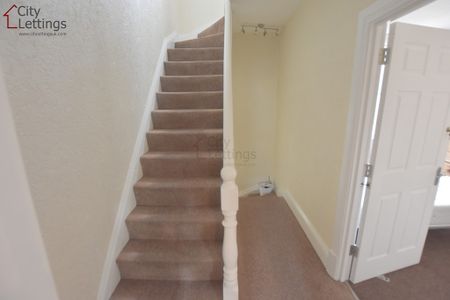 5 Bedroom Mid Terraced House - Photo 2