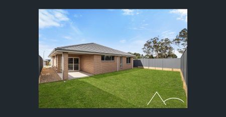 Elegant 5-Bedroom Family Residence with Modern Luxury in Wilton - Photo 5