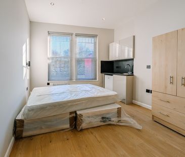 Studio Flat, Blenheim Mansions, SW2 - Photo 1