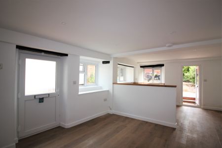 2 bed semi-detached house to rent in High Street, Crediton - Photo 5