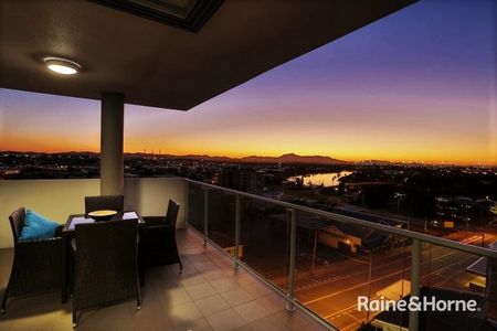 Sophisticated Executive Apartment with Stunning Harbour Views! - Photo 2