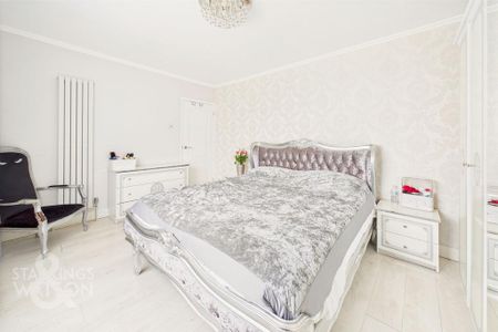 4 bedroom semi-detached house to rent - Photo 4