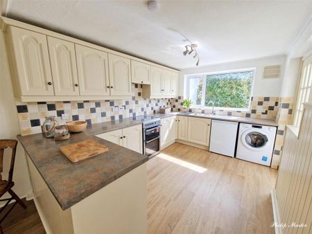 3 bedroom semi-detached bungalow to rent - Photo 2