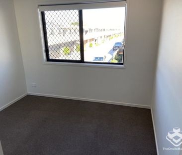 3 BEDROOM TOWNHOUSE - Double Garage, Air Cons, Pets Welcome - Photo 4