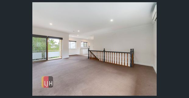 LARGE 3 BEDROOM UNIT IN QUIET LOCATION IN NORTHGATE! - Photo 1