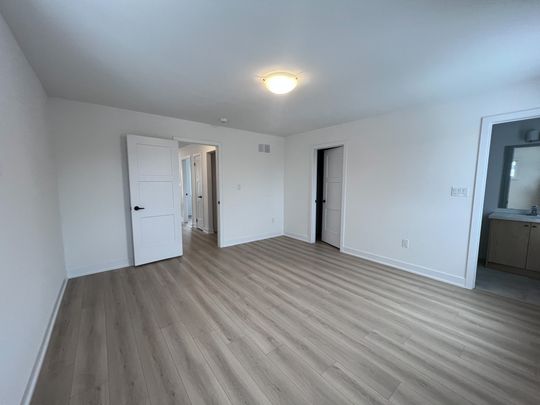 For Lease - 21 Hay Lane, Barrie, Ontario - Photo 1