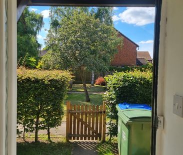 2 bedroom bungalow with large garden and 2 parking spaces to let in East Molesey - Photo 2