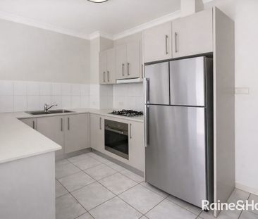 Freshly Updated & Sunlit Apartment in Prime Location - Photo 2