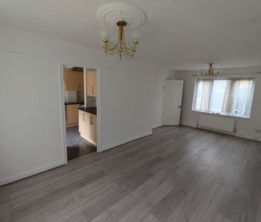 3 Bed Terraced House, Ayres Close, E13 - Photo 6