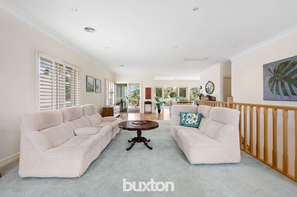 FAMILY HOME OVERLOOKING AUSTRALIA'S PREMIER GOLF COURSE - Photo 1