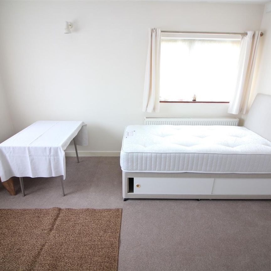 Magdala Road, Isleworth - Photo 1