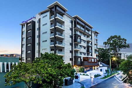 Stylish One-Bedroom Apartment with Superb Views & Unbeatable Location - Photo 3