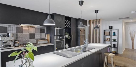 Large 2 bedroom furnished apartment - Photo 2