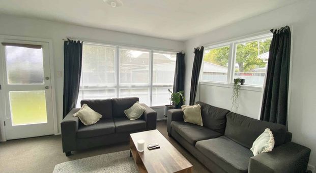 ST ALBANS - TIDY TWO BEDROOM UNIT WITH HEAT PUMP AND SINGLE GARAGE - Photo 1