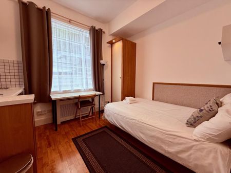 Flat 202 Fulham Palace Road, Fulham W6 9HH - Photo 2