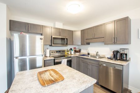 Bright & Spacious 3 Bedroom Townhouse in Welland!! - Photo 5