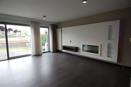 Prachtig appartement met 2 slaapkamers, terras en garagebox gelegen in Residentie Kloosterbempden, midden in het centrum van Maaseik. - Foto 2