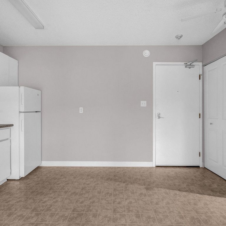 Surrey Gardens - Photo 1