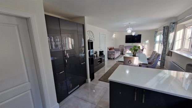 5 bedroom detached house to rent - Photo 1