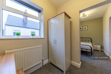 1 bedroom in a house share to rent - Photo 3