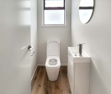 Wainuiomata, 2 bedrooms with Carpark - Photo 2