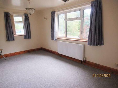 4 bedroom detached house to rent - Photo 3