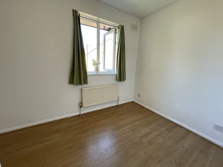 2 Bed Terraced House, Torrington Square, CR0 - Photo 2
