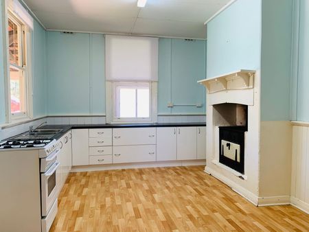 COTTAGE STYLE COSY FAMILY HOME IN GREAT LOCATION! - Photo 5