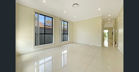 Modern four-bedroom duplex in sought after location - Photo 2