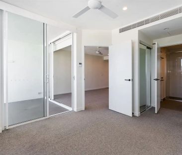 “Contemporary West End Abode!” - Photo 2