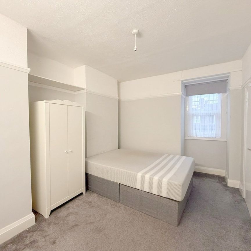 Room in a Shared House, Station Parade, W3 - Photo 1