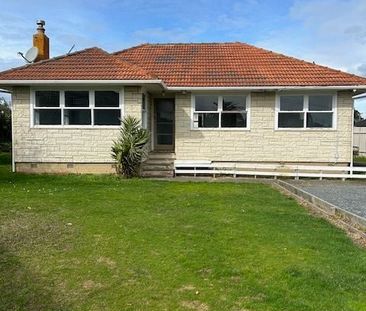Sunny 3 bedroom Family Home in quiet street - Photo 2