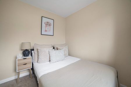 3 Bed Flat, Morris Gardens, SW18 - Photo 4