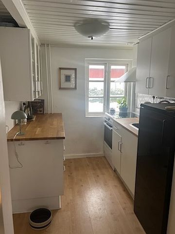 Lejlighed attraktivt beliggende i en længe i stor gård - direkte adgang til dejlig, ældre have og P-plads. Tæt ved smuk natur og gode busforbindelser på kongevejen - kort afstand til Hørsholm centrum og motorvejen. - Foto 2