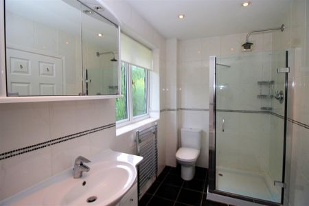 Broadwater Close, Woking, Surrey, GU21 5TW - Photo 2