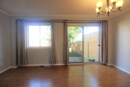 For Lease - 355 Crowder Boulevard, Newmarket, Ontario - Photo 3